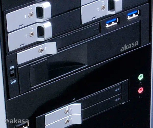 AKASA Lokstor M51 - 2.5" a 3.5" HDD rack do 5,25"
