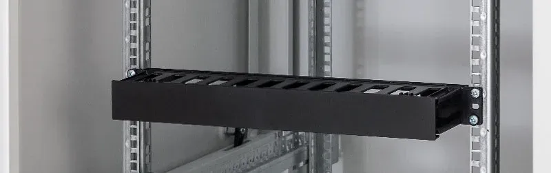 TRITON 19" vyvazovací panel 1U plastový, černý