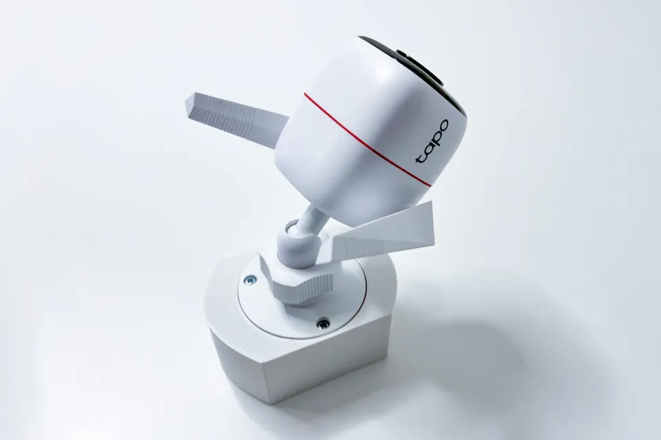 TP-LINK držák/stojan pro kamery Tapo C310/C320WS/C325WB na stěnu a strop, bílý s krytkou kabelů (1ks)