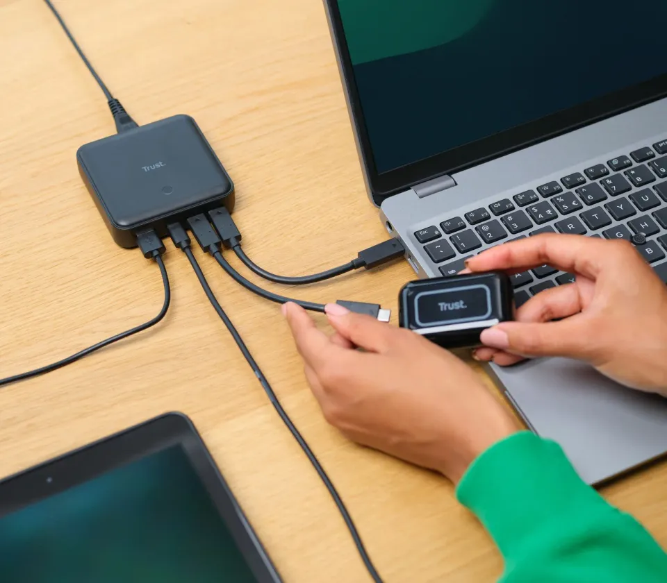 TRUST napájecí adaptér MAXO 100W, 3x USB-C, 1xUSB-A