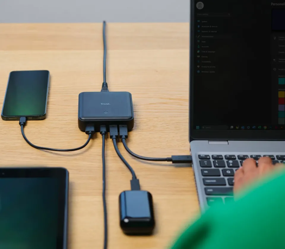 TRUST napájecí adaptér MAXO 100W, 3x USB-C, 1xUSB-A