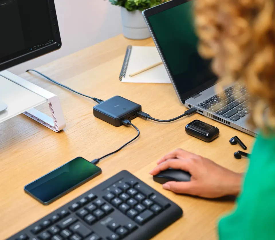 TRUST napájecí adaptér MAXO 100W, 3x USB-C, 1xUSB-A