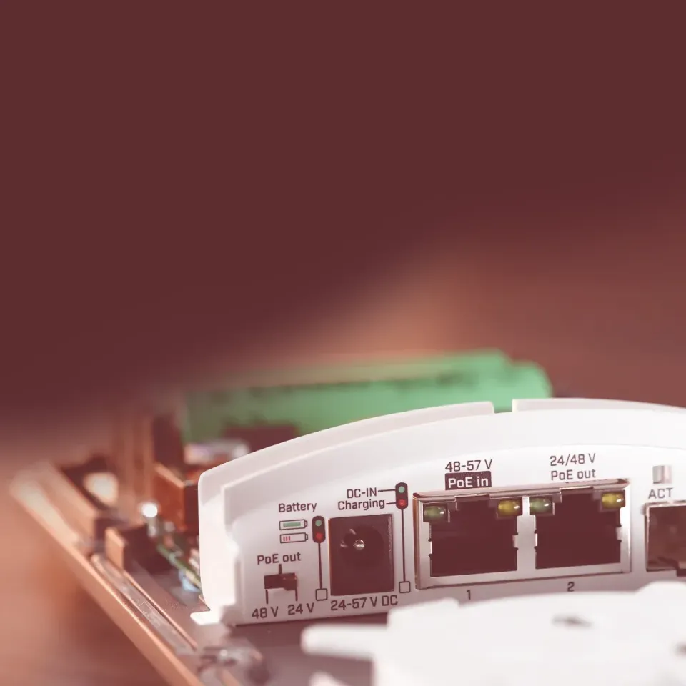 MikroTik FTC21-ups Fiber-to-Copper Converter s UPS funkcí (2 x 1G Eth, 1 x 2.5G SFP)