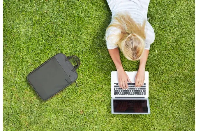 Kensington ekologická vertikální brašna pro notebooky 14"