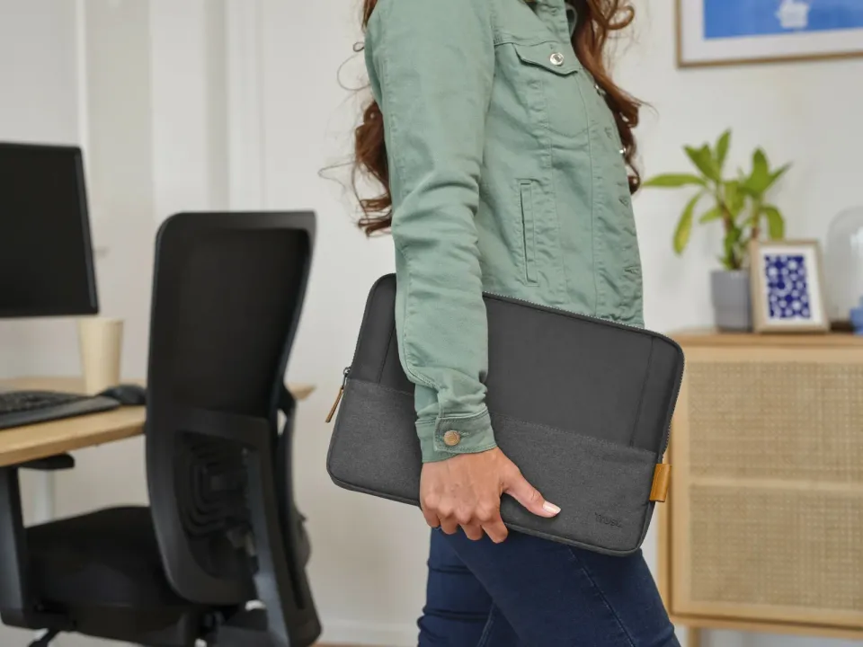 TRUST LISBOA 13.3" LAPTOP SLEEVE BLK