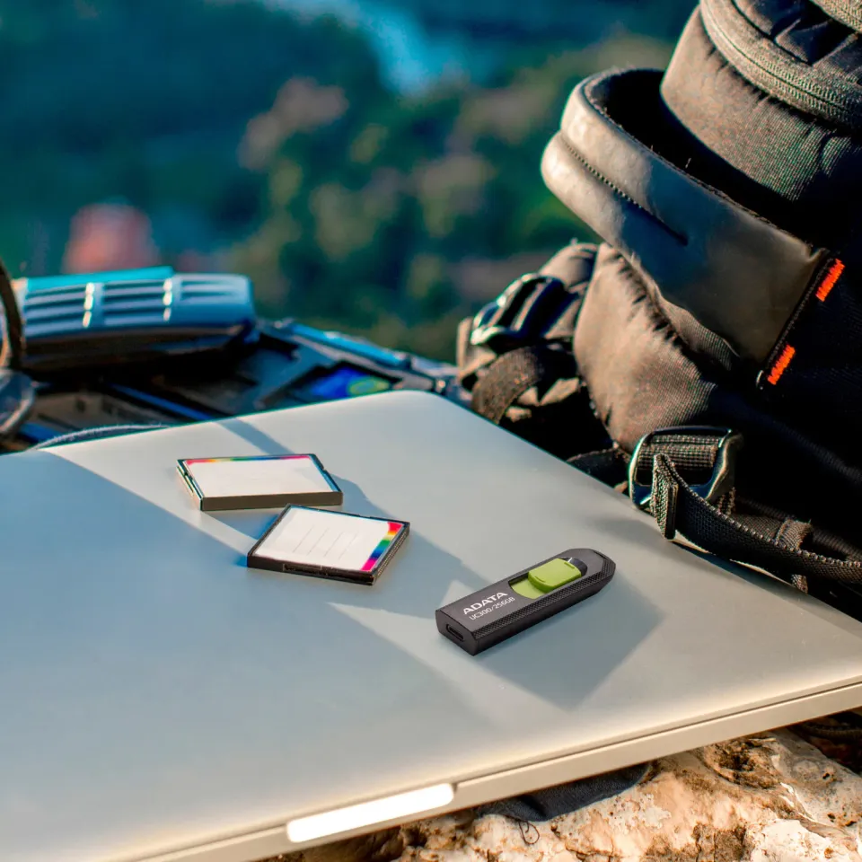 ADATA Flash Disk 128GB UC300, USB-C 3.2, černo-zelená