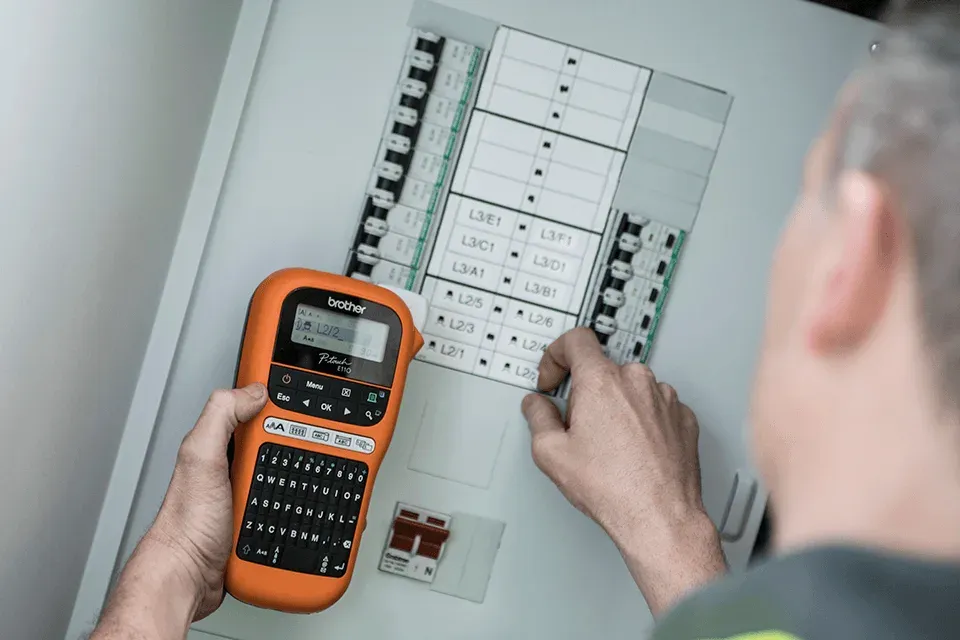 BROTHER tiskárna štítků PT-E110VP - 12mm, pásky TZe - popisovač - pro elektrikáře - s kufrem