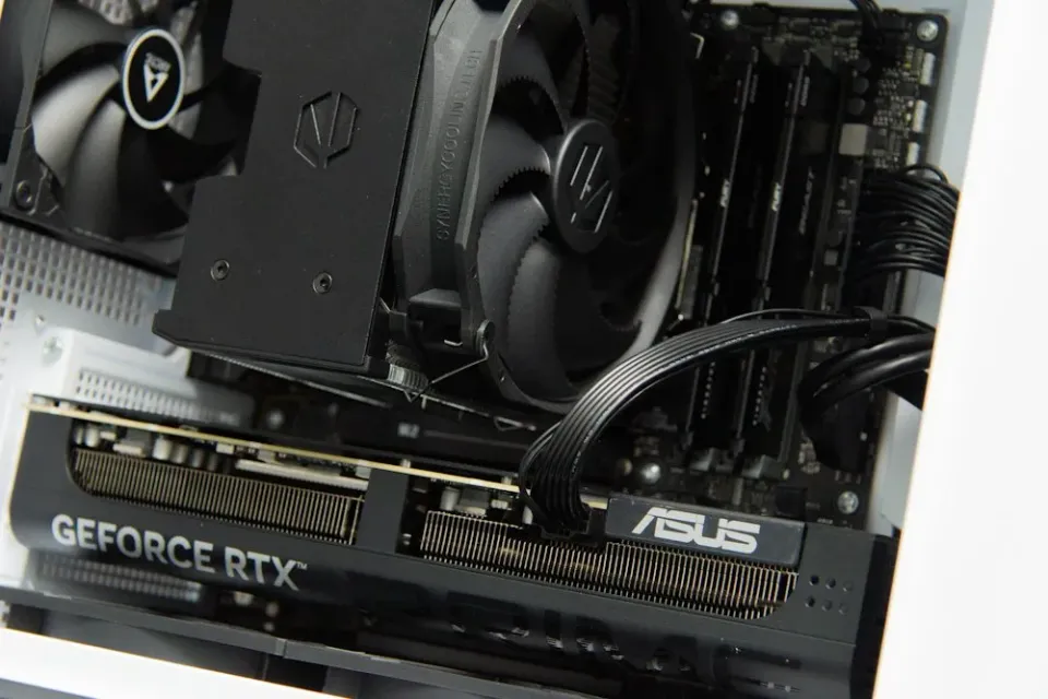 HAL3000 Alfa Gamer Micro Air White / AMD Ryzen 7 9800X3D/ 32GB DDR5/ RTX 5070 Ti/ 2TB PCIe4 SSD/ WiFi/ W11