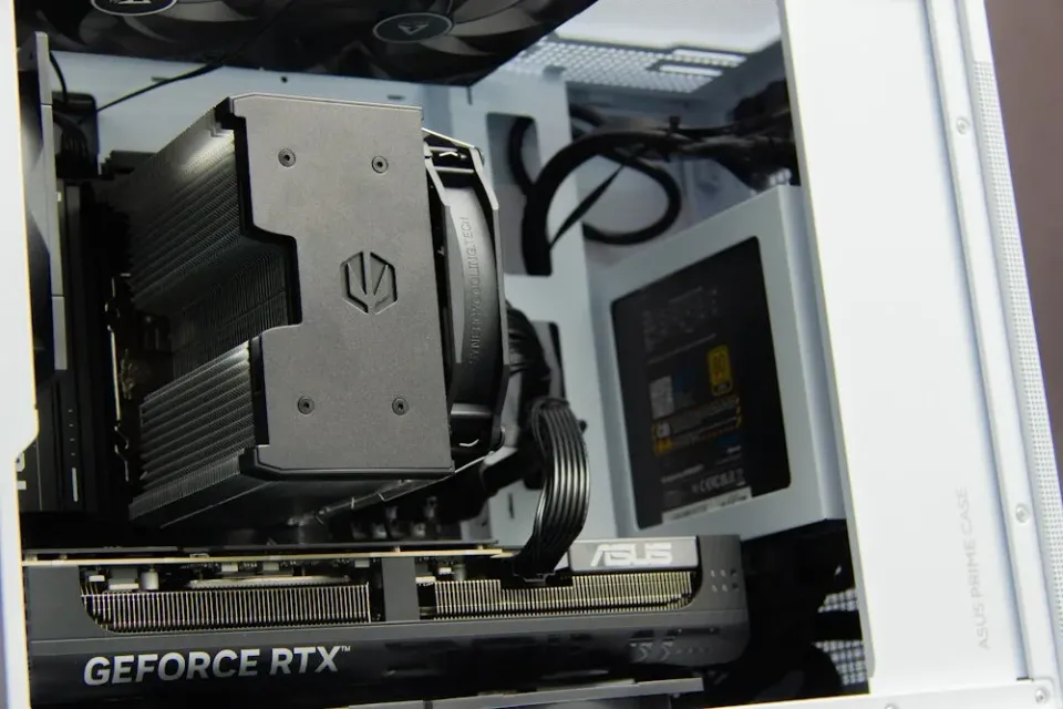 HAL3000 Alfa Gamer Micro Air White / AMD Ryzen 7 9800X3D/ 32GB DDR5/ RTX 5070 Ti/ 2TB PCIe4 SSD/ WiFi/ W11