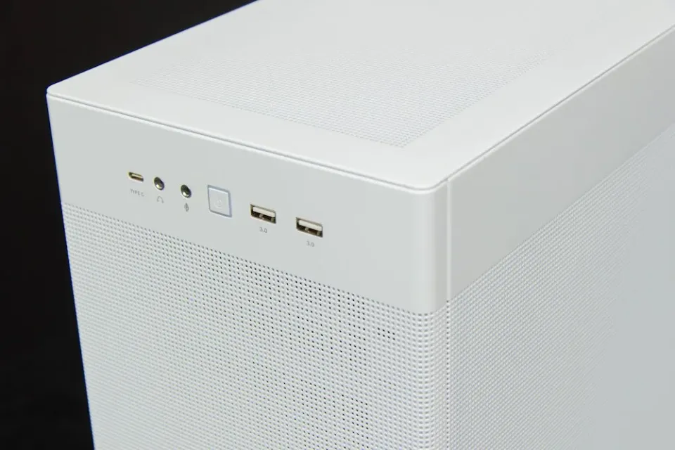 HAL3000 Alfa Gamer Micro Air White / AMD Ryzen 7 9800X3D/ 32GB DDR5/ RTX 5070 Ti/ 2TB PCIe4 SSD/ WiFi/ W11