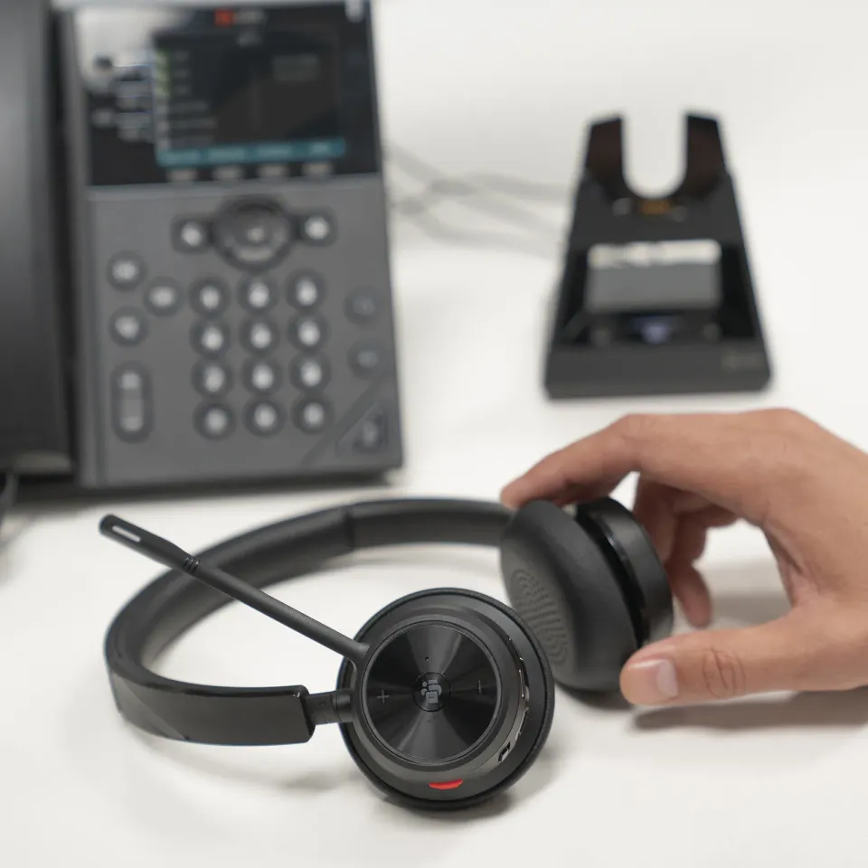 Poly Voyager 4320 MS Teams bezdrátová náhlavní souprava, BT700 USB-A/C adaptér, stereo