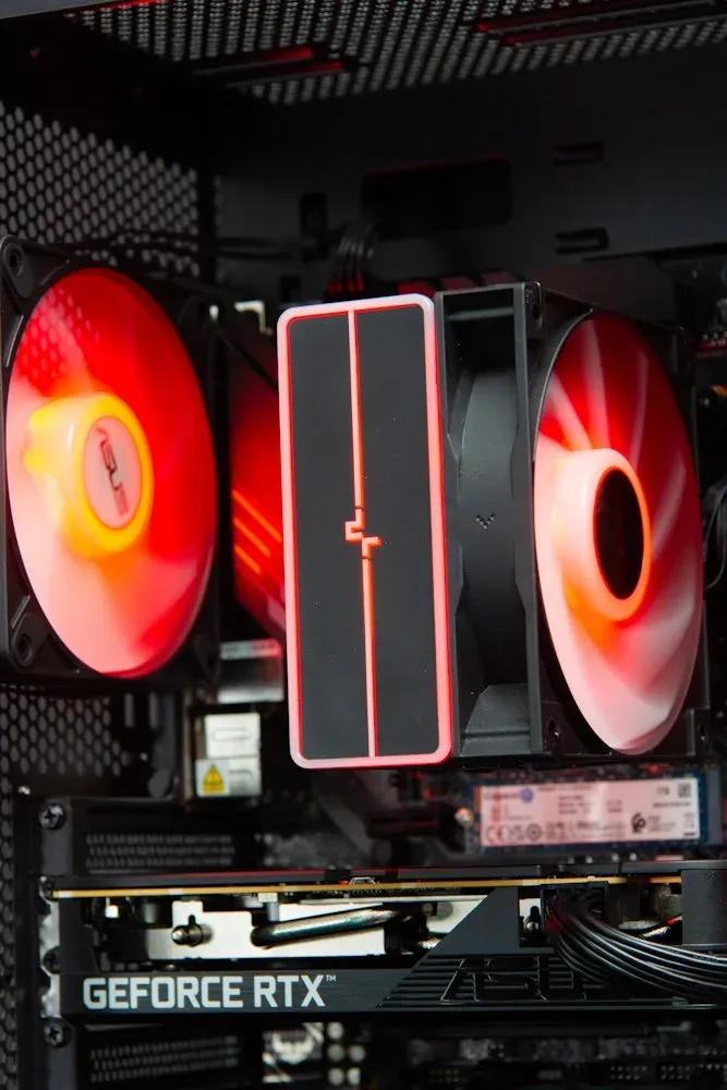 HAL3000 Online Gamer / AMD Ryzen 5 5600/ 32GB DDR4/ RTX 5050/ 1TB PCIe4 SSD/ WiFi/ W11