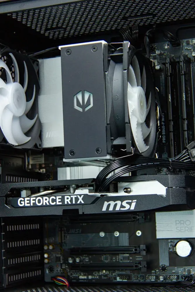 HAL3000 MČR Finale Pro / AMD Ryzen 5 7600/ 32GB DDR5/ RTX 5060 Ti/ 1TB PCIe4 SSD/ WiFi/ W11