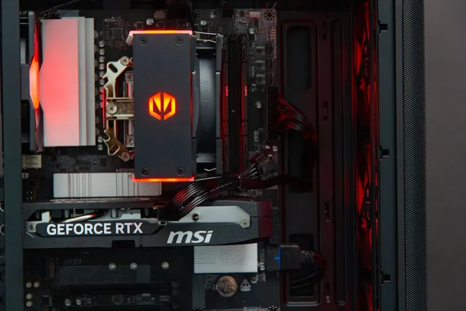 HAL3000 MČR Finale Pro / AMD Ryzen 5 7600/ 32GB DDR5/ RTX 5060 Ti/ 1TB PCIe4 SSD/ WiFi/ W11