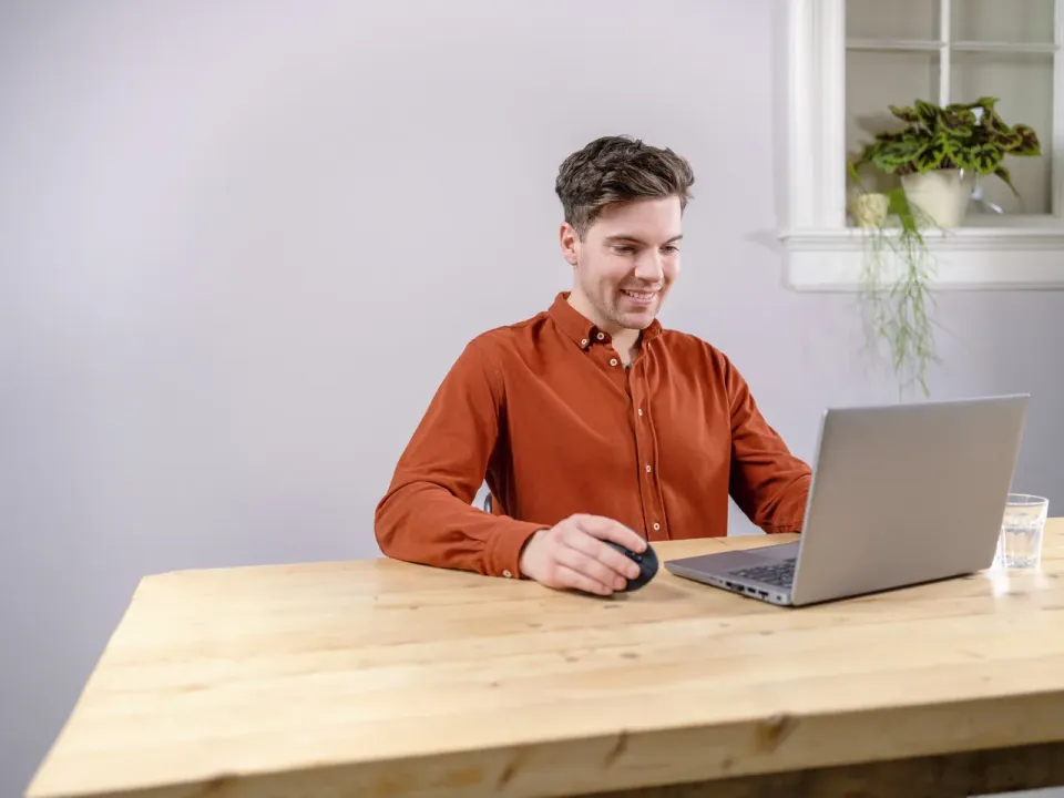 TRUST Verto/Vertikální/Optická/Pro praváky/1 600 DPI/Bezdrátová USB/Černá
