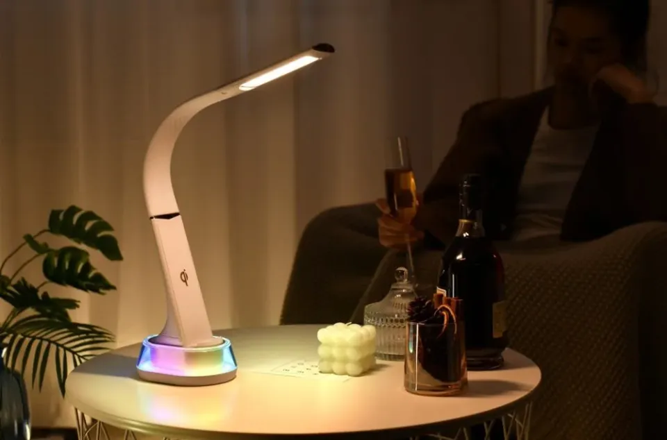 IMMAX LED stolní lampička CORELLA/ Qi nabíjení/ 7W/ 5V/2,1 A/ RGB podsvícení/ stmívatelná/ USB/ bílá + zlaté prvky