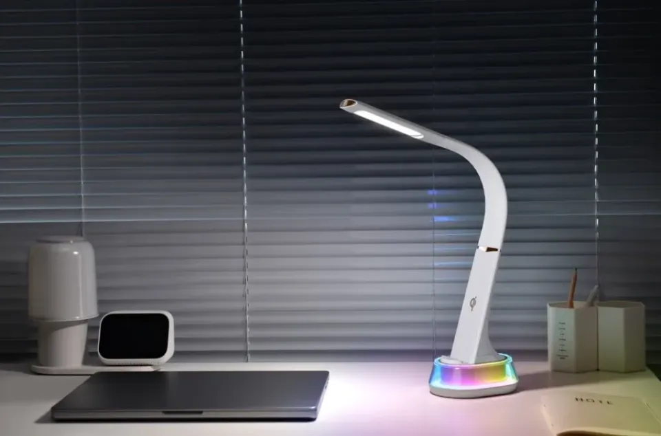 IMMAX LED stolní lampička CORELLA/ Qi nabíjení/ 7W/ 5V/2,1 A/ RGB podsvícení/ stmívatelná/ USB/ bílá + zlaté prvky