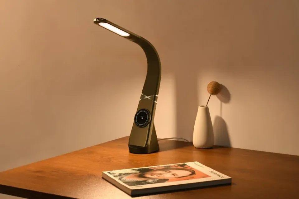 IMMAX LED stolní lampička MAGIC/ magnetické Qi nabíjení/ ohebný krk/ 12,5W/ 9V/2,22A/ 320lm/ USB-C/ černá