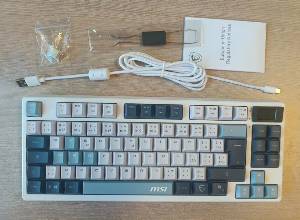 MSI herní klávesnice FORGE GK600 TKL Sky/ bezdrátová 2,4GHz+BT/ mechanická/ RGB/ USB-C/ display/ CZ+SK layout (S11-43CSP01-HH9-VYP)