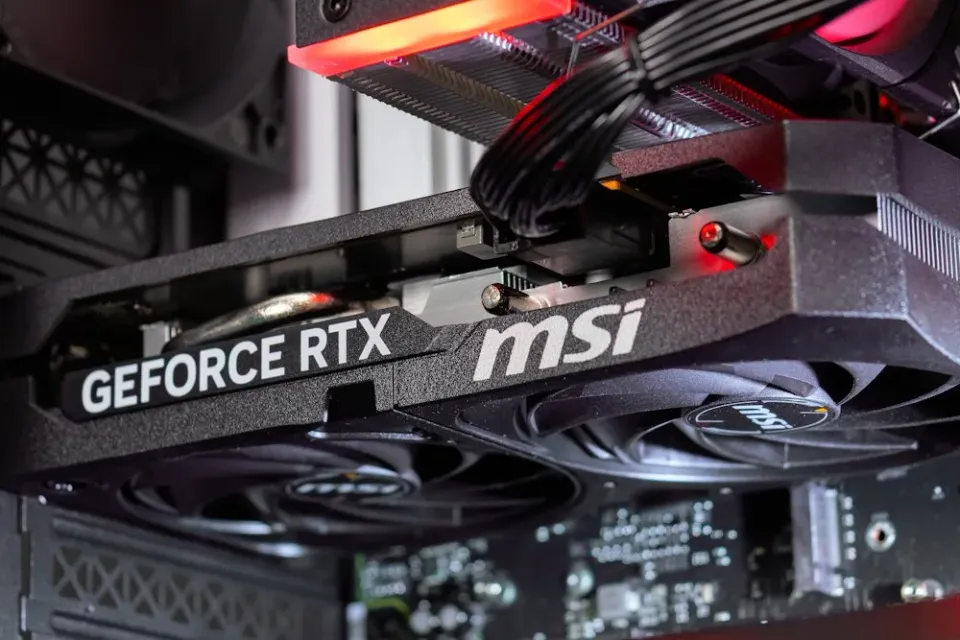 HAL3000 Online Gamer / AMD Ryzen 5 9500F/ 16GB DDR5/ RTX 5060/ 1TB PCIe4 SSD/ WiFi/ W11