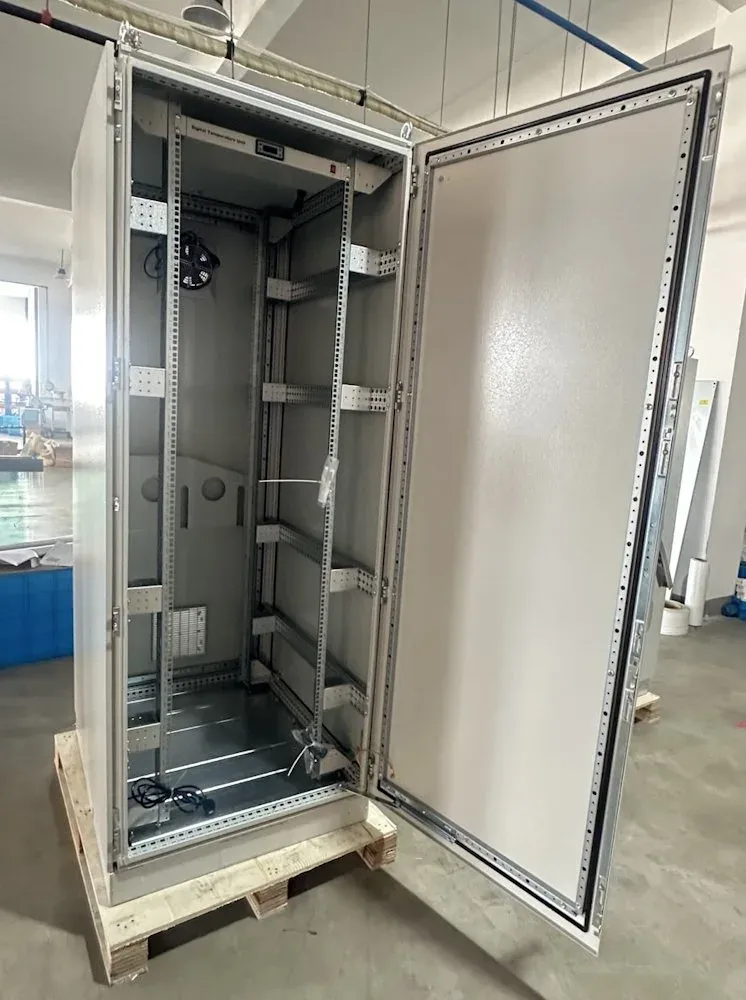 XtendLan Venkovní rozvaděč pro 19", 32U, š. 800, hl.1000mm, IP54, ventilace s termostatem, šedý, podstavec