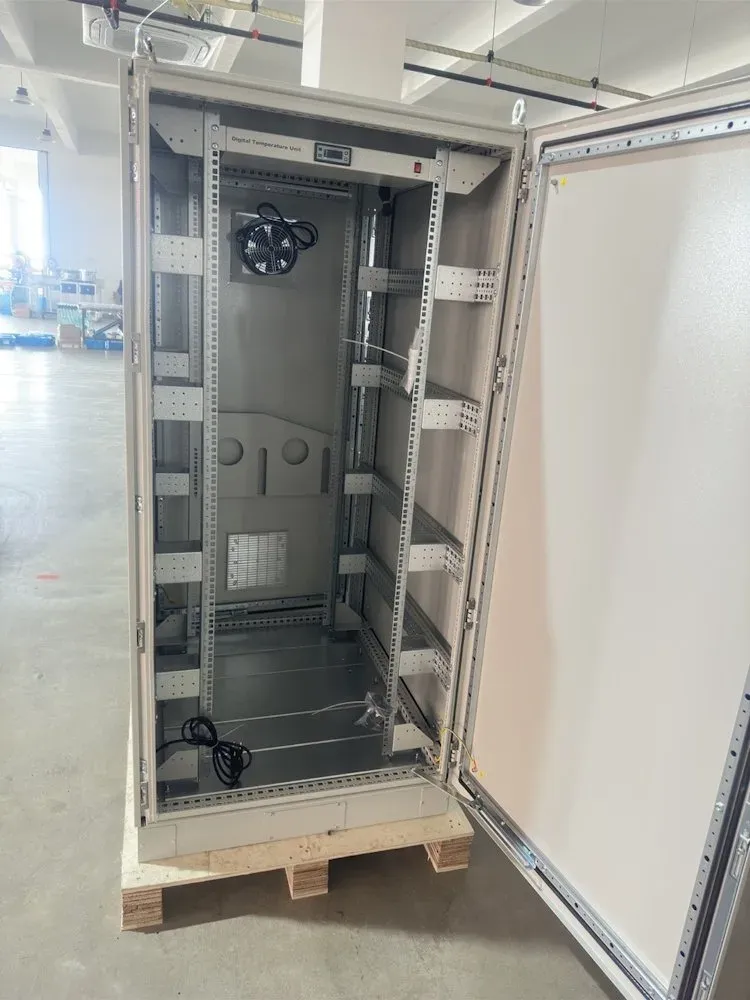 XtendLan Venkovní rozvaděč pro 19", 32U, š. 800, hl.1000mm, IP54, ventilace s termostatem, šedý, podstavec