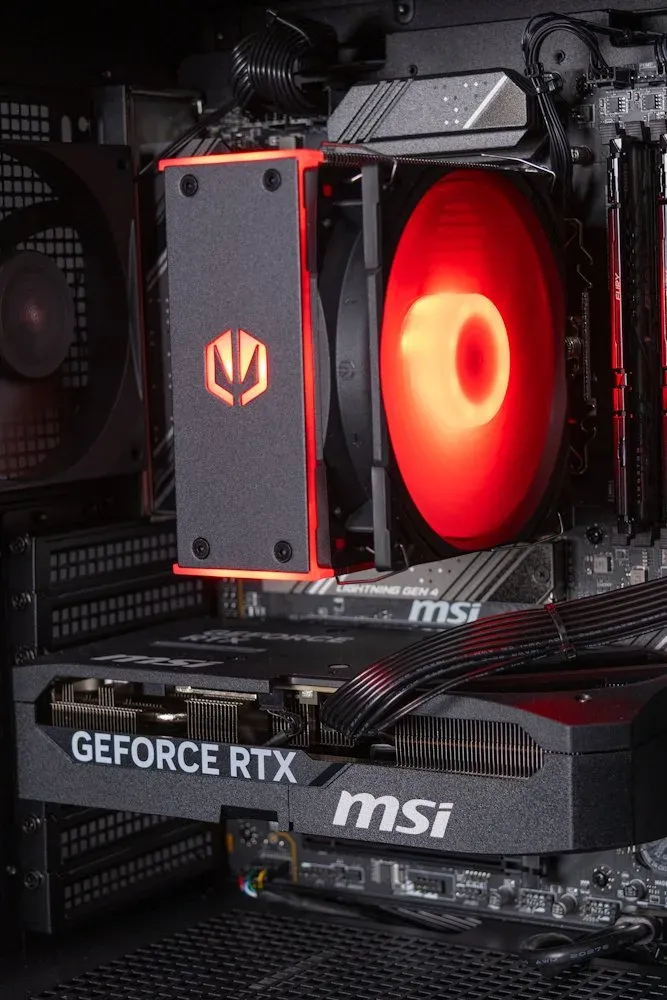 HAL3000 Online Gamer / AMD Ryzen 5 9500F/ 32GB DDR5/ RTX 5070/ 1TB PCIe4 SSD/ WiFi/ W11