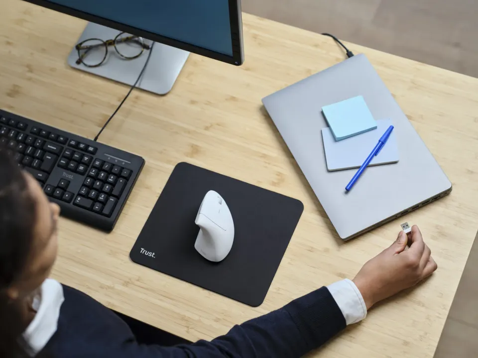 TRUST vertikální myš Verto bezdrátová ergonomická myš, USB, bílá