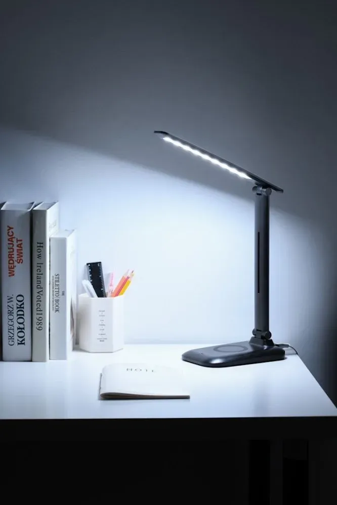 IMMAX LED stolní lampička LUMI/ Qi nabíjení/ 7W/ 300lm/ 12V/2A/ stmívatelná/ černá