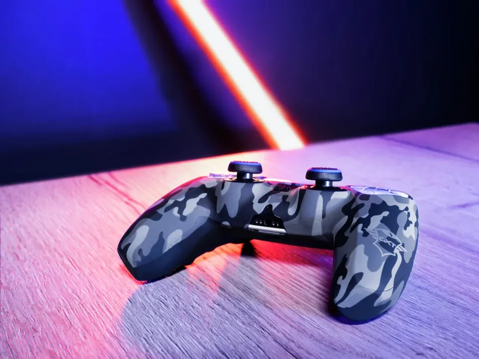 TRUST Obal na ovladač GXT 748 Controller Silicone Sleeve PS5, black camo