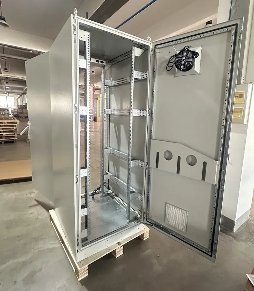 XtendLan Venkovní rozvaděč pro 19", 42U, š. 800, hl.1000mm, IP54, ventilace s termostatem, šedý, podstavec