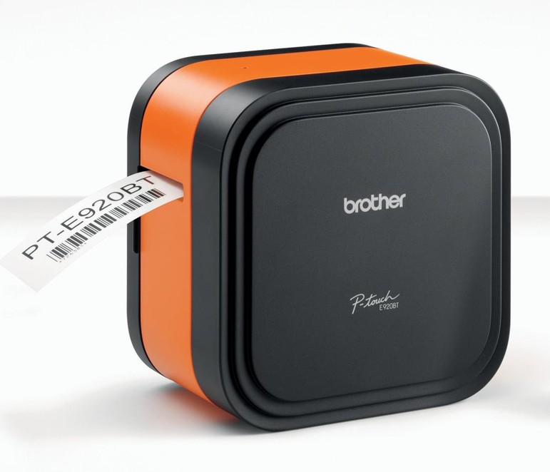 Brother PT-E920BT – kompaktní kostka s výstupem štítku na boku